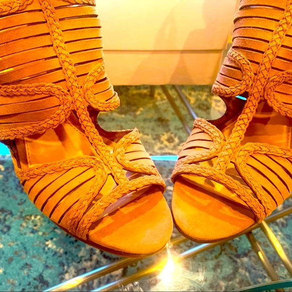 ✨ Vince Camuto✨ Tan Nubuck Peep Toe Strap Wedge Slingbacks - Picture 12 of 13